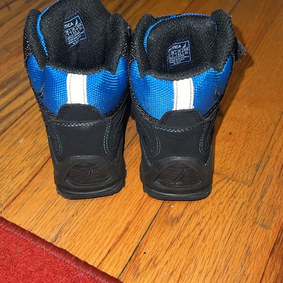 Boys snow boots (size 7) - Picture 2 of 4